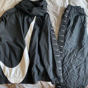 BLACK NIKE TRACK SUIT